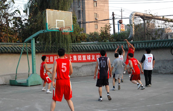 江苏聚鑫汇电缆集团与溧阳市经信局举行篮球友谊赛