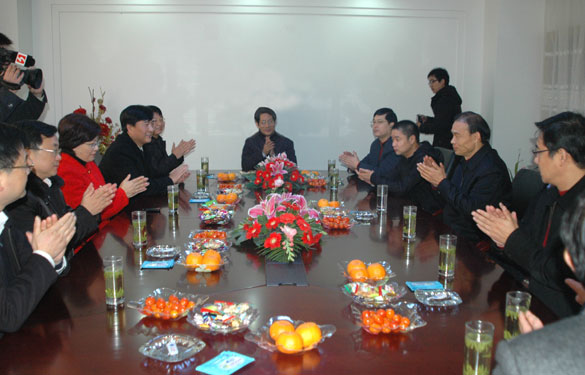 溧阳市委书记韩立明、市长盛建良一行来聚鑫汇集团走访慰问