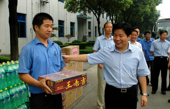 溧阳市代市长苏江华等领导慰问聚鑫汇一线员工