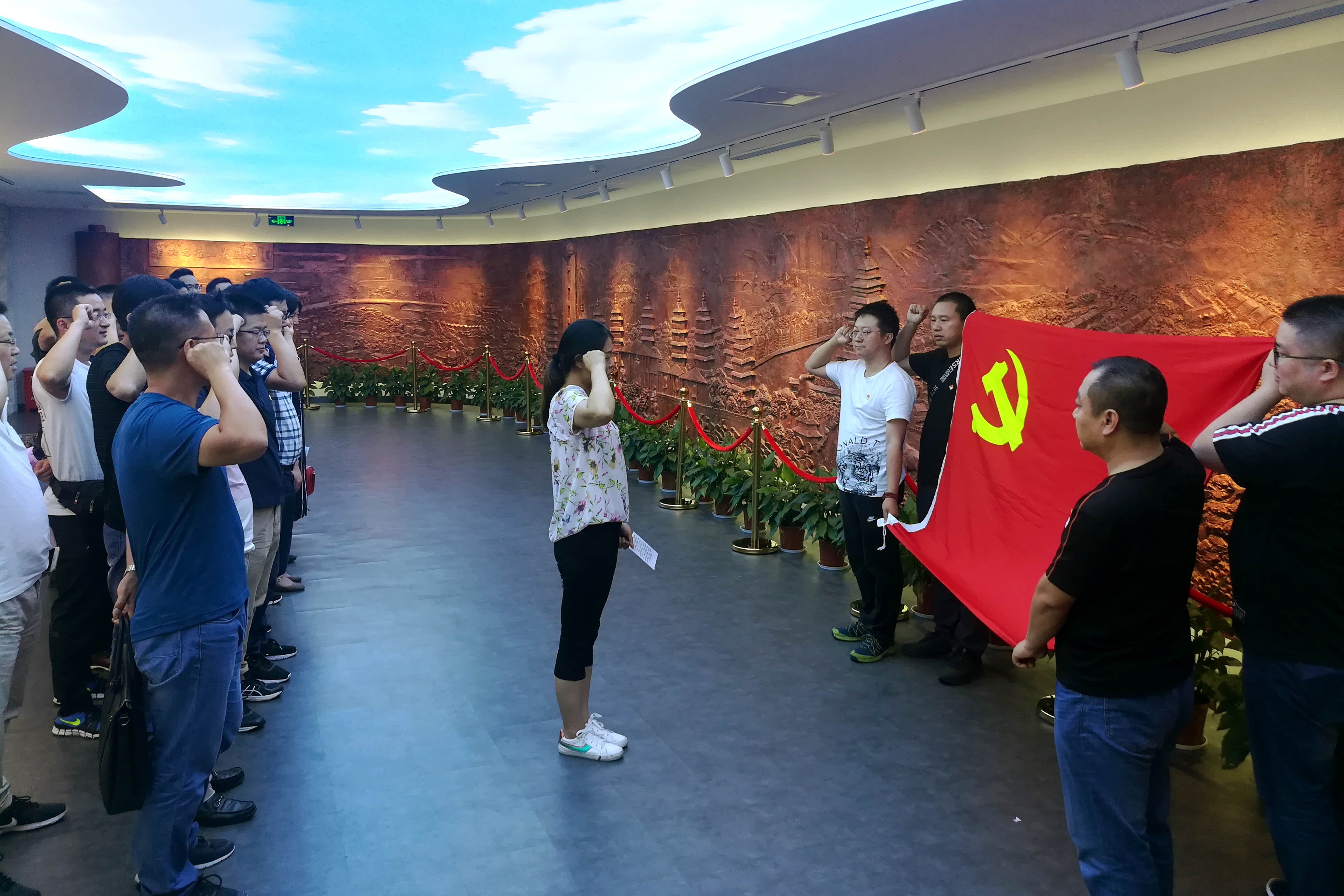 不忘初心、艰苦奋斗，聚鑫汇电缆党委组织党员同志赴华西村参观学习