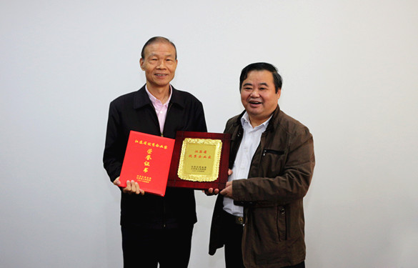 2016年10月12日，常州市经信委副主任潘仁贤一行来聚鑫汇电缆参观调研，并为集团董事长丁山华颁发江苏省优秀企业家奖牌