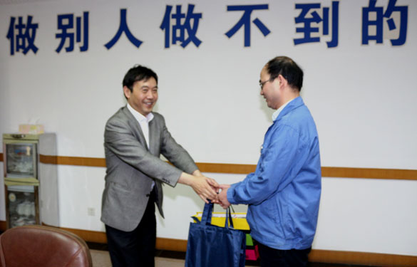 2015年5月12日，溧阳市总工会领导到聚鑫汇电缆慰问劳动模范
