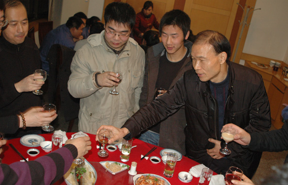 迎新春聚鑫汇集团盛宴款待大学生