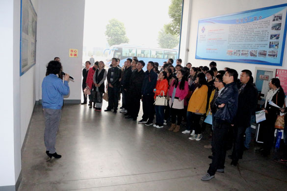溧阳市新任72名公务员来聚鑫汇集团参观