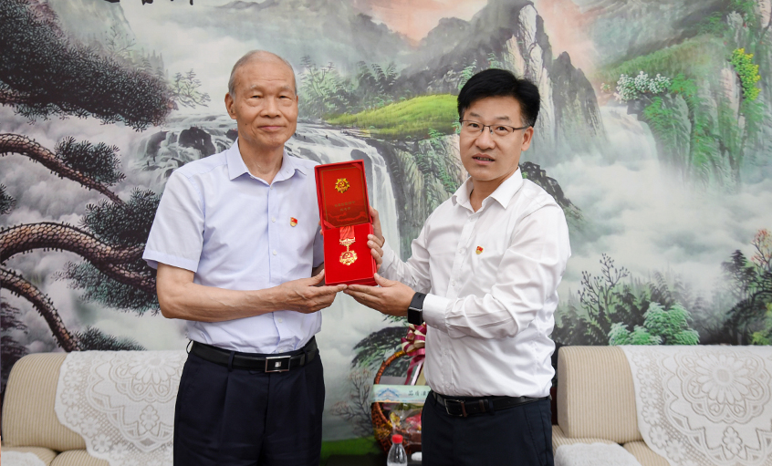殷殷关切传党情 深深嘱托暖人心---溧阳市委书记叶明华“七一”看望慰问聚鑫汇电缆“光荣在党50年”老党员丁山华