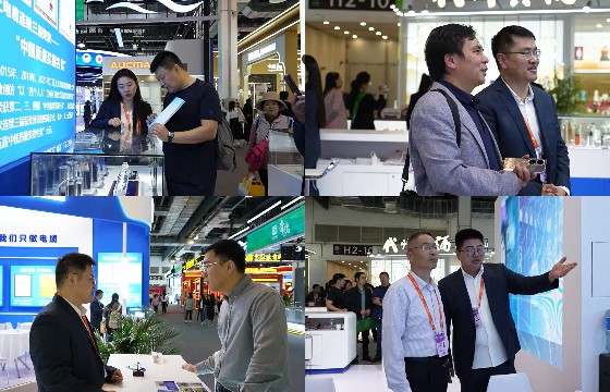 众多观展观众驻足聚鑫汇展位并咨询.jpg