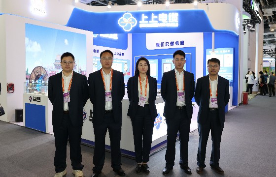 聚鑫汇销售人员在展位前合影.jpg